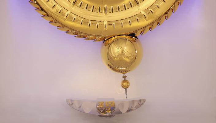 The pendulum points to a rhodium dish