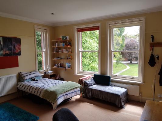 A single bedroom with a garden view in Cranmer Road